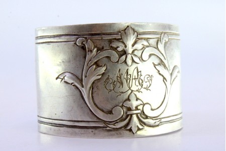  Argola de guardanapo em prata com relevos envolvendo cartela para monograma.